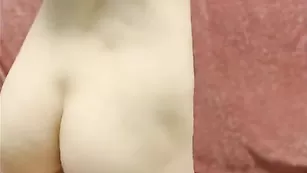 Похотливая сука samanttta натирает бритую киску