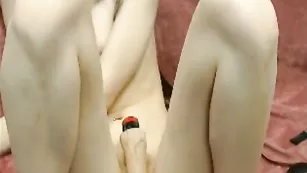 Похотливая сука samanttta натирает бритую киску