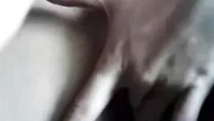 Смазливая шалава faynetwifi трахает пизду пальчиками