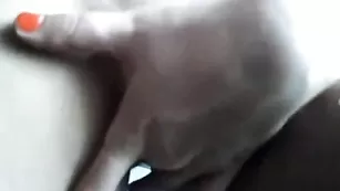 Смазливая шалава faynetwifi трахает пизду пальчиками