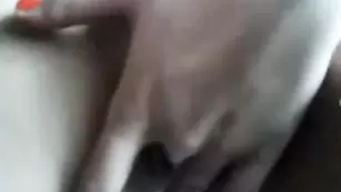 Смазливая шалава faynetwifi трахает пизду пальчиками