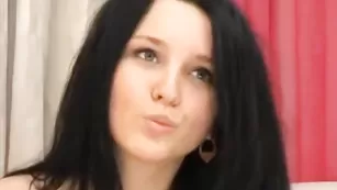 Черноволосая стерва MarryAnn демонстрирует бритые дырочки