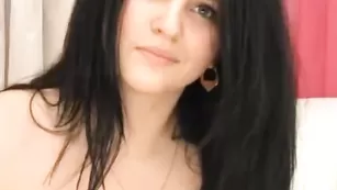 Черноволосая стерва MarryAnn демонстрирует бритые дырочки