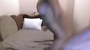 Похотливая бэйба LovelyElla снимает майку и трусики