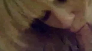 Молодая бабенка Алина отсасывает парню член