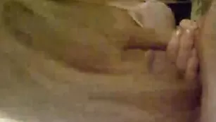 Молодая бабенка Алина отсасывает парню член