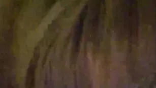 Молодая бабенка Алина отсасывает парню член