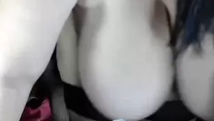 Совершенная курва SexyLadyHelen ласкает обвисшие сиськи