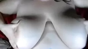 Совершенная курва SexyLadyHelen ласкает обвисшие сиськи