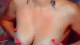 Светловолосая красотка wildwilddre теребит оба отверстия