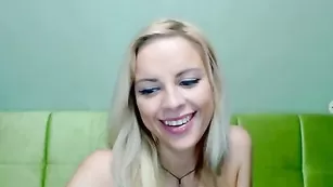 Белокурая красотка soriso показывает обнаженное тело