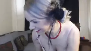 Удивительная курва blondmelanye занимается самоудовлетворением