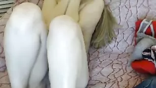 Строптивая путана Lisaaalisa нежно теребит киску