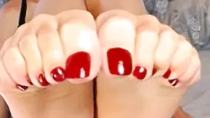 Худая блонда в чулках BeautyXXXJulia трахает пилотку фаллосом