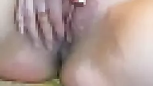 Замечательная дама evalover нежно теребит киску