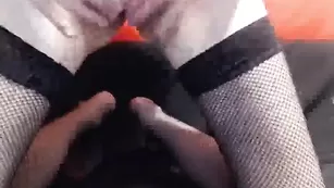 Тощая дамочка в чулочках смачно трахает пизду