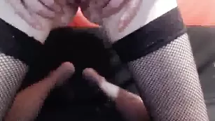 Тощая дамочка в чулочках смачно трахает пизду