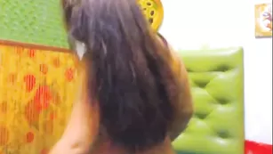 pamella4u пышная развратница в чулках стоит раком