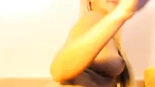 Пикантная самка KiraXX присаживает в зад самотык