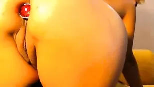 Пикантная самка KiraXX присаживает в зад самотык