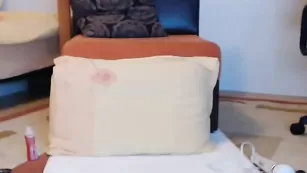 Жаркая брюнетка Sweetyleila нежно тискает киску