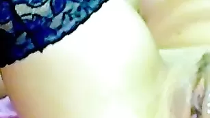 Изящная путана Fabiana смачно мастурбирует пизду