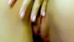 Изящная путана Fabiana смачно мастурбирует пизду