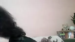 Занятная путана catsuit обсасывает резиновый хуй