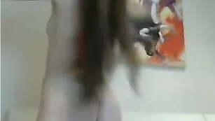 Симпатичная путана vikkistrip мастурбирует бритую пизду