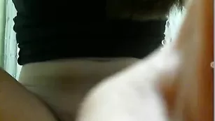 Жгучая самка hotgirl4u сует фаллос в анус