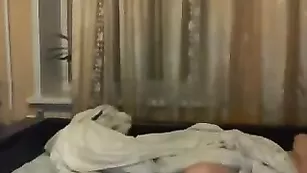 Темноволосая цыпочка BATHSHEBA мастурбирует вагинальное отверстие