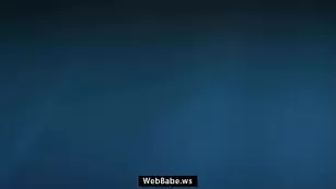 Озорная женщина LiliLong смачно мастурбирует пизду