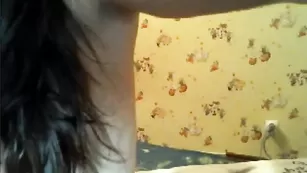 Домашняя цыпочка kisa04 нежно ласкает киску