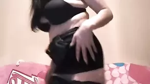 Смазливая бабенка elenaxxxx трахает себя пальчиками