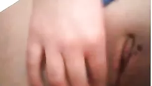 Светловолосая красотка honeyblond ласкает бритую пизду