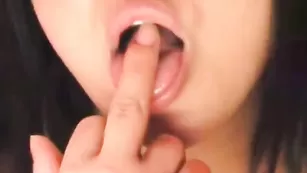 Черноволосая красавица Mallena трахает бритые отверстия пальчиками