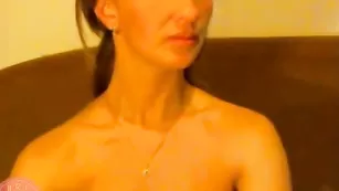 Восхитительная краля marisabelka нежно теребит киску