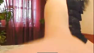 Озорная дамочка sirenalll вертит упругой попой