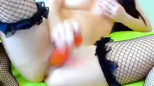 Жаркая брюнеточка exxtasy трахает пизду фаллосом