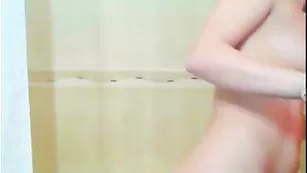 Озорная куколка vikii69 моется в ванне