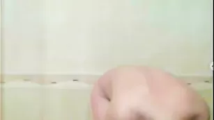 Озорная куколка vikii69 моется в ванне