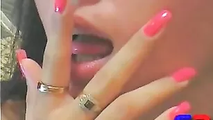 Сексапильная детка LanVin ласкает киску рукой