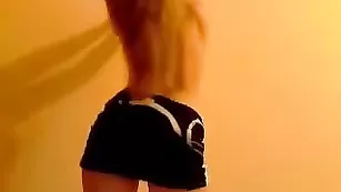 Милая сучка FunFan танцует стриптиз