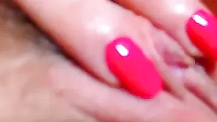 Очкастая шлендра SarahWinkel красиво ласкает киску