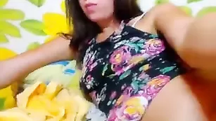 Очкастая шлендра SarahWinkel красиво ласкает киску