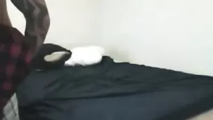 Татуированный качок жадно трахает хрупкую подружку