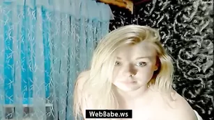 Обворожительная малышка BarbieGold раздевается перед камерой