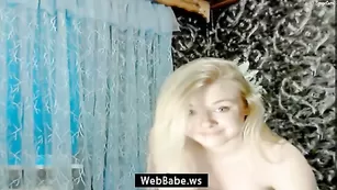 Обворожительная малышка BarbieGold раздевается перед камерой