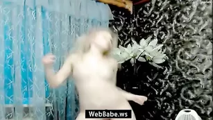 Обворожительная малышка BarbieGold раздевается перед камерой