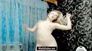 Обворожительная малышка BarbieGold раздевается перед камерой